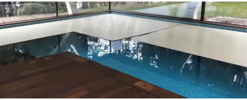 Vit poolöverdrag 60x14mm med blå kaklade kanter, vit med texturerad yta